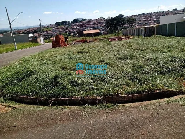 Terreno com 346m², à venda, no bairro Residencial Conquista em Guaxupé