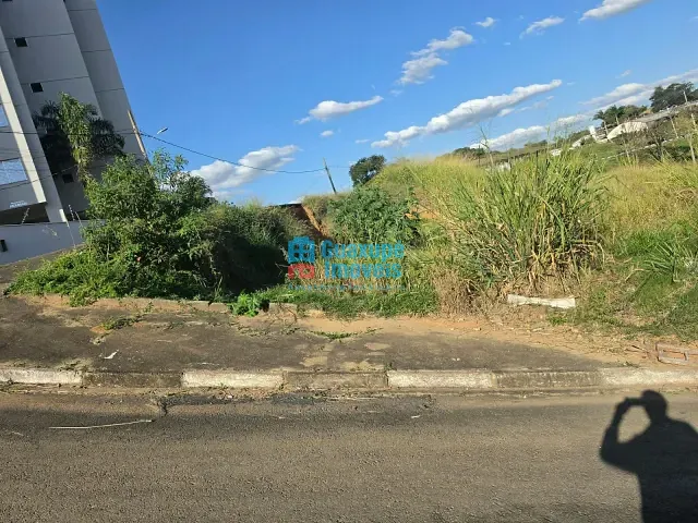 Terreno com 249m², à venda, no bairro Residencial Aroeira III em Guaxupé