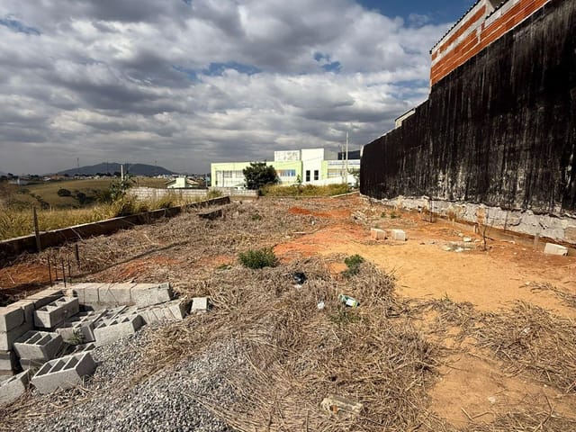 TERRENO A VENDA COM PROJETO APROVADO