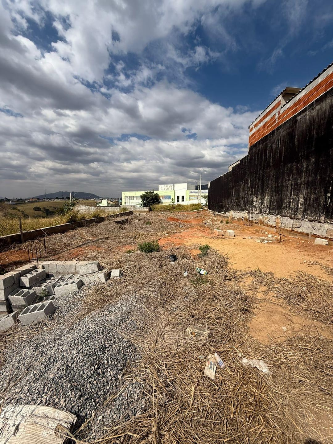 TERRENO A VENDA COM PROJETO APROVADO