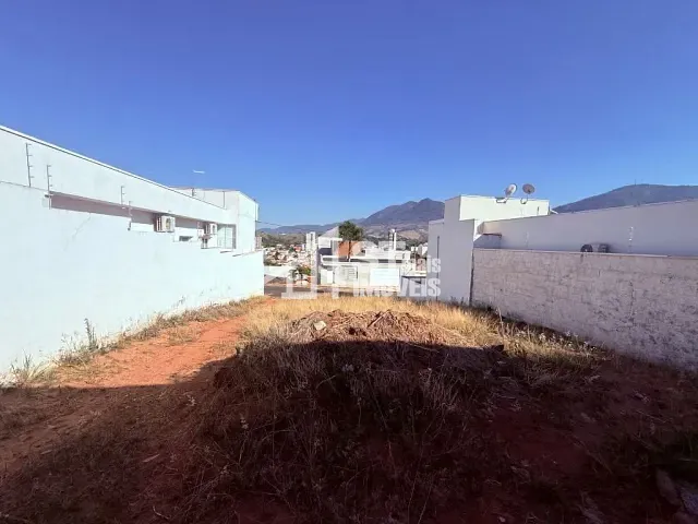 Terreno com 330m², à venda, no bairro Jardim Itália em Andradas