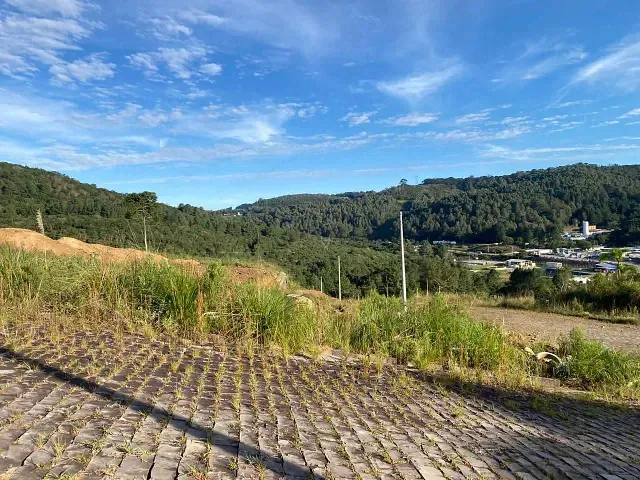 Terreno com 300m², à venda, no bairro Parada Cristal em Caxias do Sul