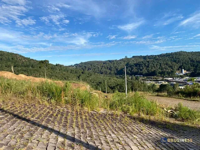 Terreno com 300m², à venda, no bairro Parada Cristal em Caxias do Sul