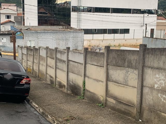 Terreno com 284m², à venda, no bairro Centro em Extrema