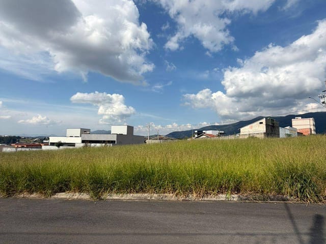 Terreno com 200m², à venda, no bairro Jatobás em Extrema