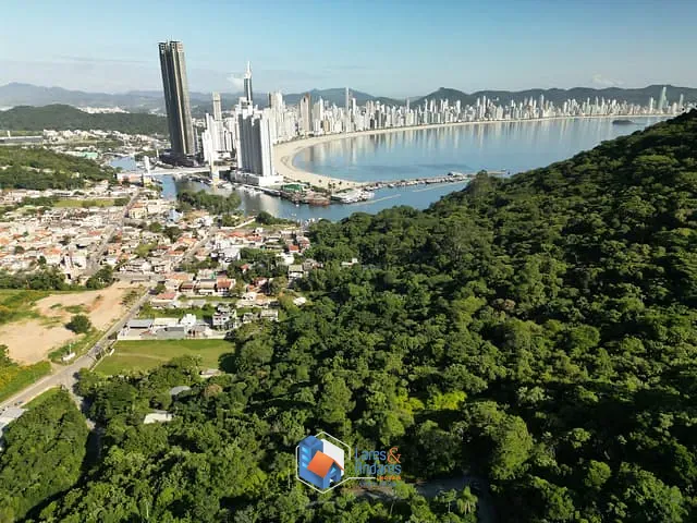 Terreno com 8860m² 1 quarto e 1 banheiro, à venda, no bairro Barra em Balneário Camboriú