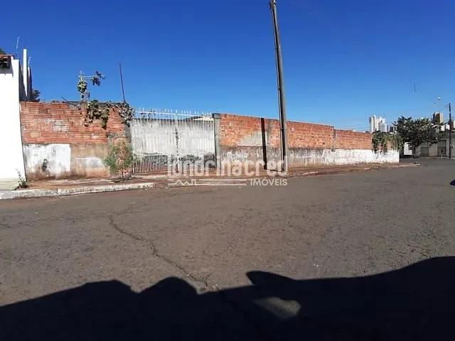 Terreno com 350m², à venda, no bairro Califórnia em Londrina