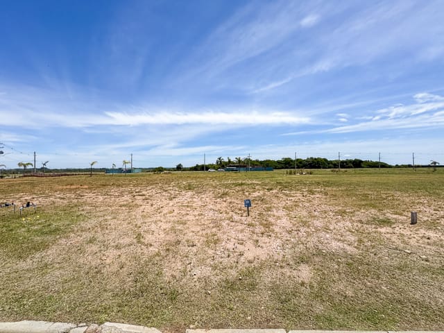 Terreno com 332m², à venda, no bairro Laranjal em Pelotas