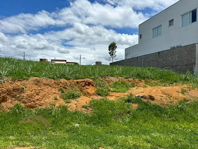 Terreno com 660m², à venda, no bairro Ilha do Rio Doce em Caratinga