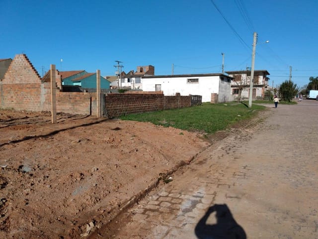 Terreno com 255m², à venda, no bairro Santa Terezinha em Pelotas
