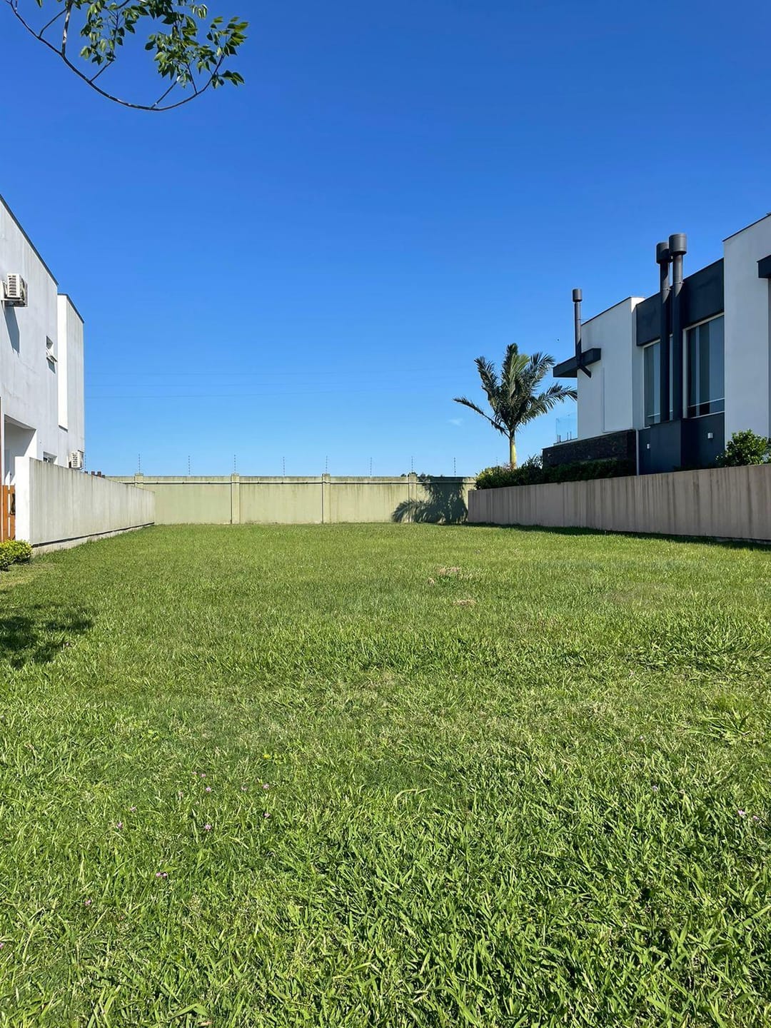 Terreno à venda no Lagos de São Gonçalo, Pelotas, RS, com 409,38 m², 13m de frente e 30m de lateral. Condomínio com segurança 24h, piscina aquecida e quadras