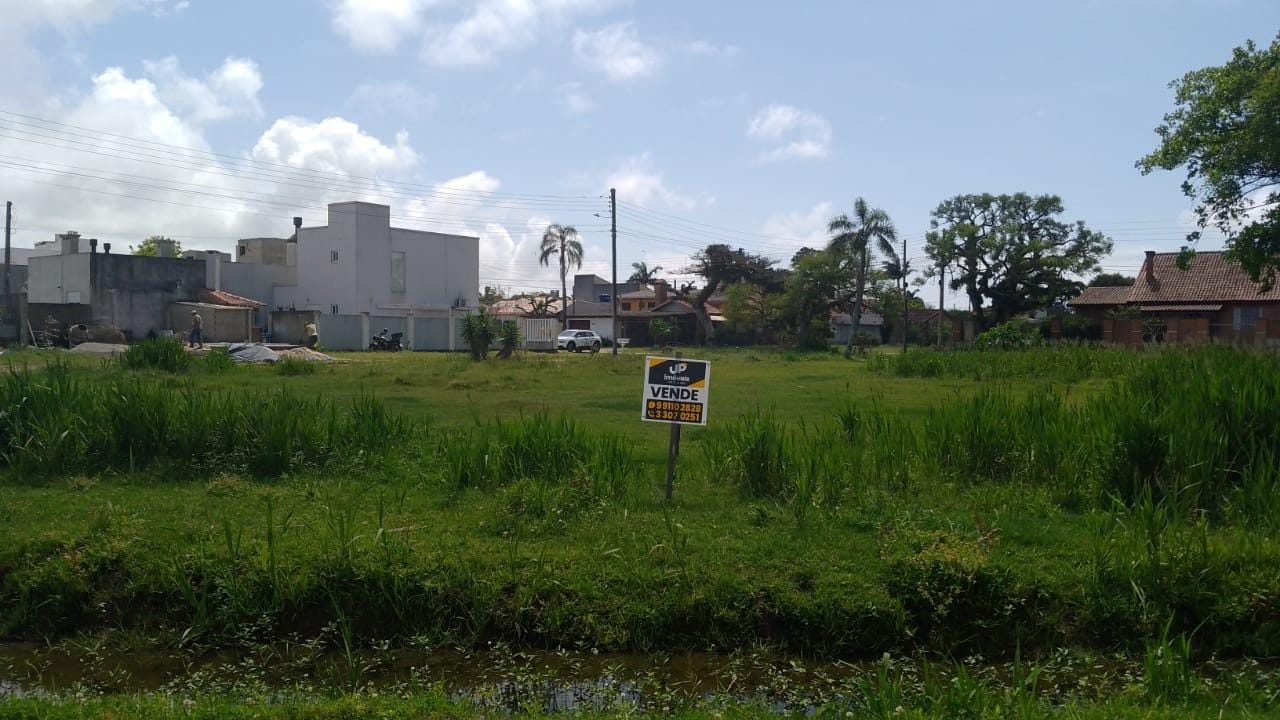 Terreno à venda no Laranjal, Pelotas, RS, 155 m² (15,85 m de frente, 7,40 m e 15,37 m de laterais, 13,07 m de fundos), próximo à praia