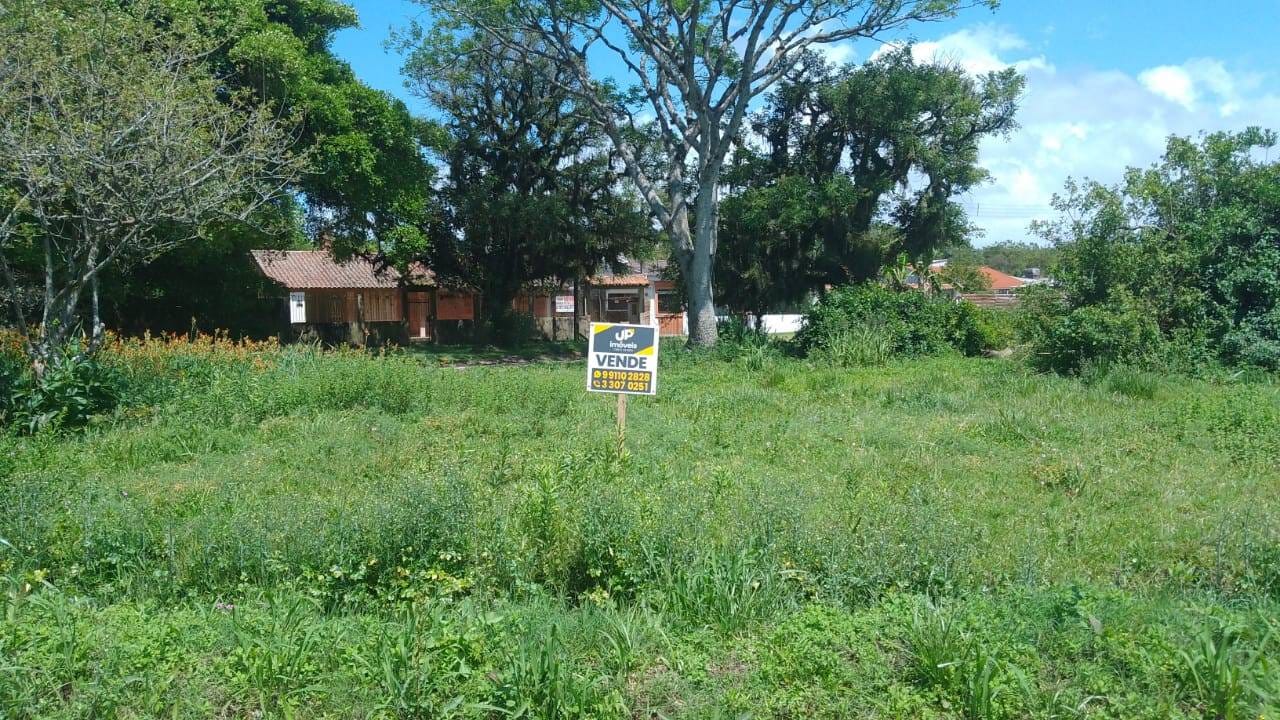 Terreno à venda no Laranjal, Pelotas, RS, 197 m² (24 m de frente, 16,44 m de lateral, 29,09 m de fundos), próximo à praia, ideal para construção residencial