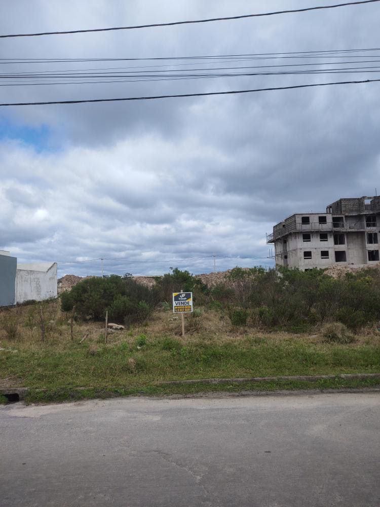 Terreno à venda no bairro Liberdade, Três Vendas, Pelotas, RS: 175 m², com 7 metros de frente e 25 metros de fundo, excelente localização