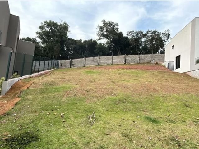 Terreno com 640m², à venda, no bairro Golf Village em Carapicuíba