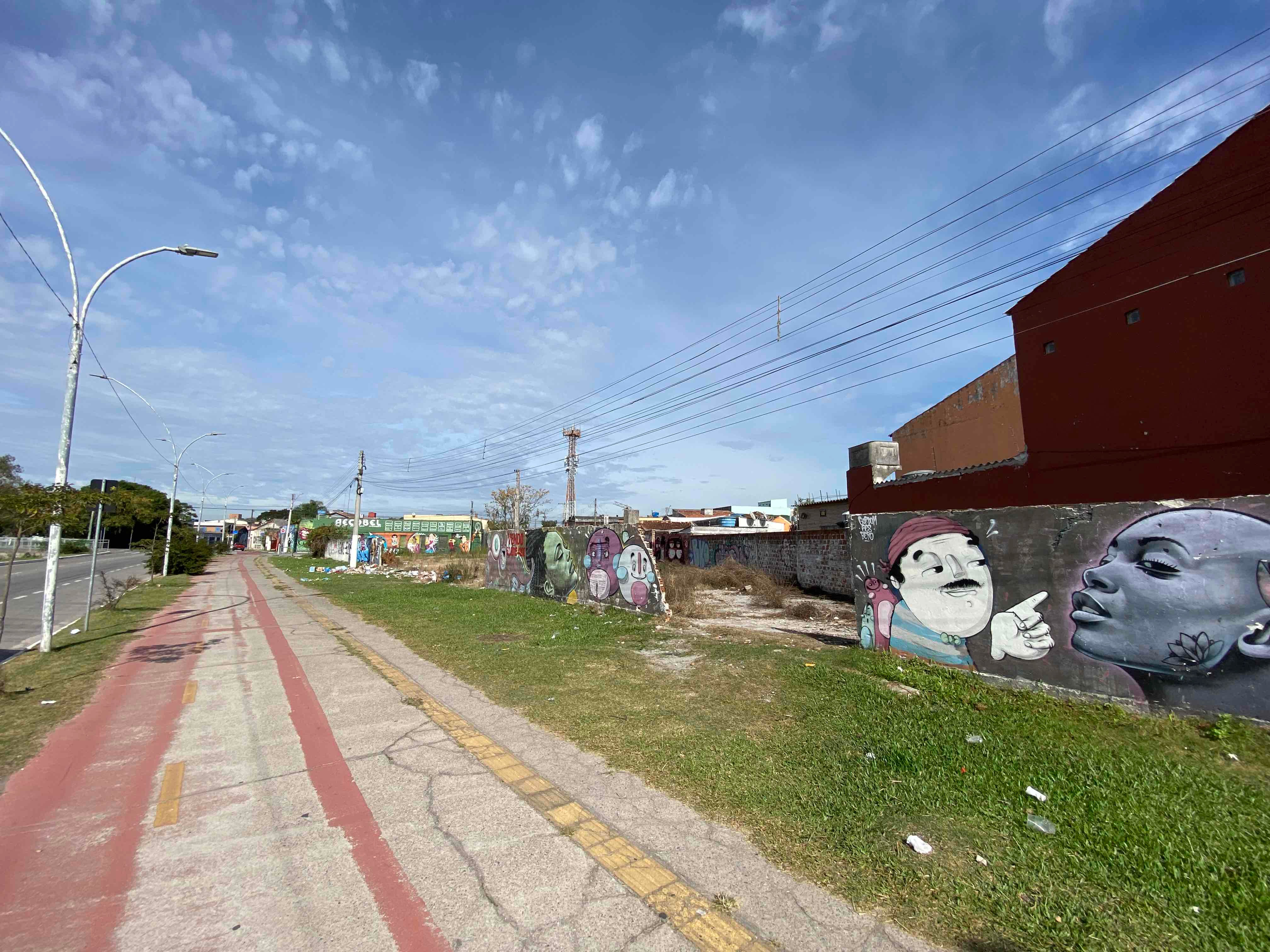 Terreno de esquina à venda no Centro, Pelotas/RS – 960 m², 30 m de frente, 62 m lateral menor, 66 m lateral maior, ótima localização!