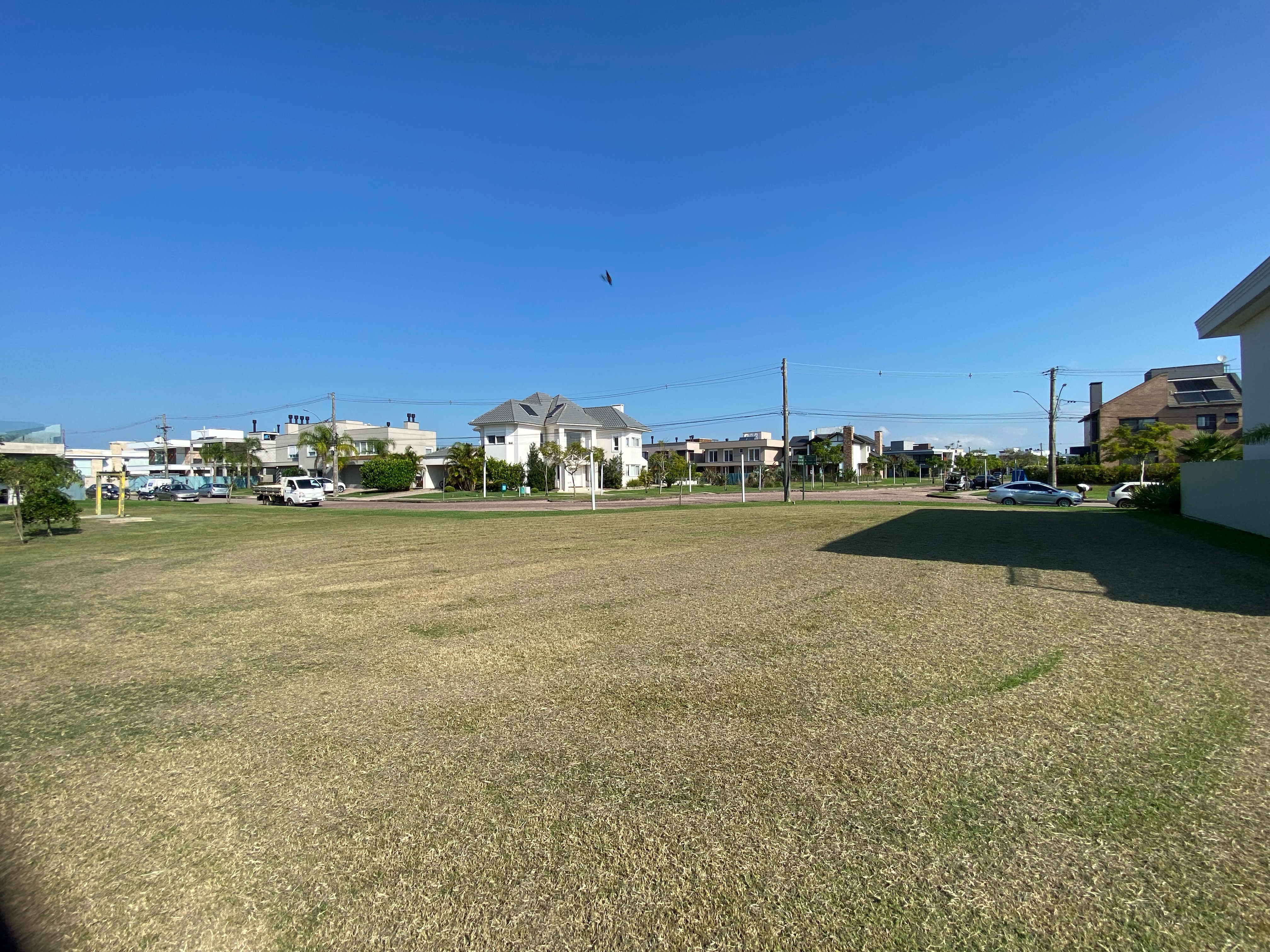 Terreno de esquina à venda no Lagos de São Gonçalo, Pelotas/RS – 560m², condomínio de alto padrão com infraestrutura completa, lazer e segurança 24h!
