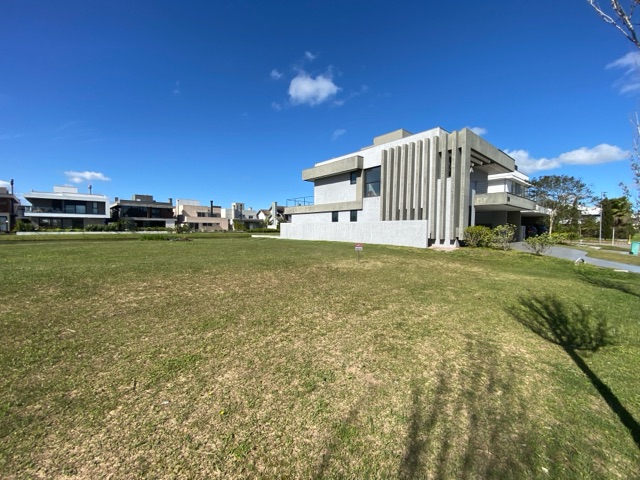 Terreno com 420m², à venda, no bairro Laranjal em Pelotas