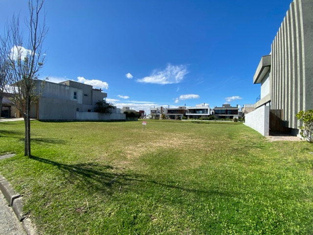 Terreno com 420m², à venda, no bairro Laranjal em Pelotas