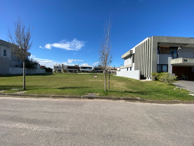 Terreno com 420m², à venda, no bairro Laranjal em Pelotas