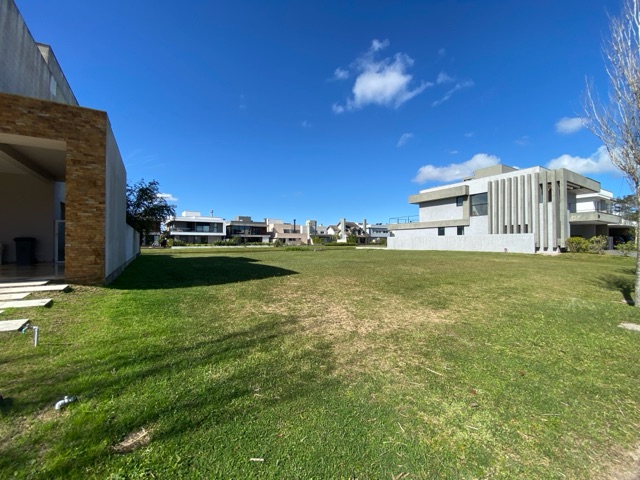 Terreno com 420m², à venda, no bairro Laranjal em Pelotas