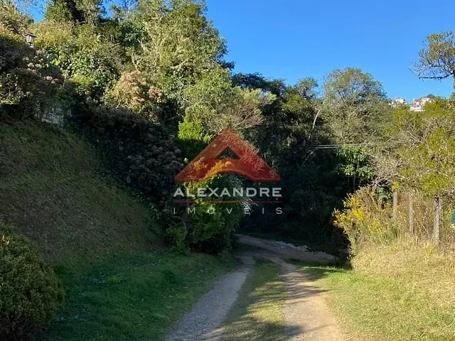 Terreno com 1000m², à venda, no bairro J Andira em Campos do Jordão