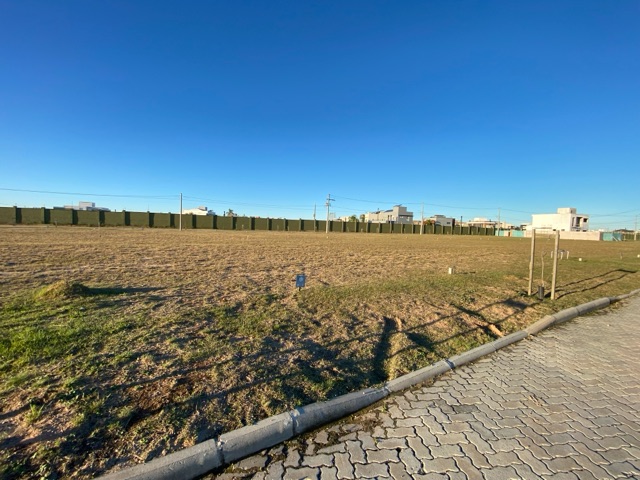 Terreno com 299m², à venda, no bairro Laranjal em Pelotas