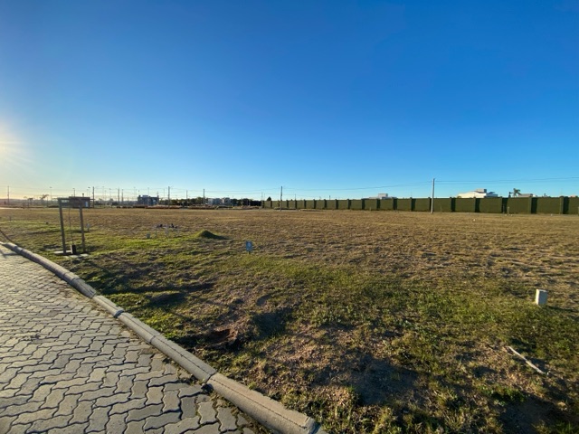 Terreno com 299m², à venda, no bairro Laranjal em Pelotas