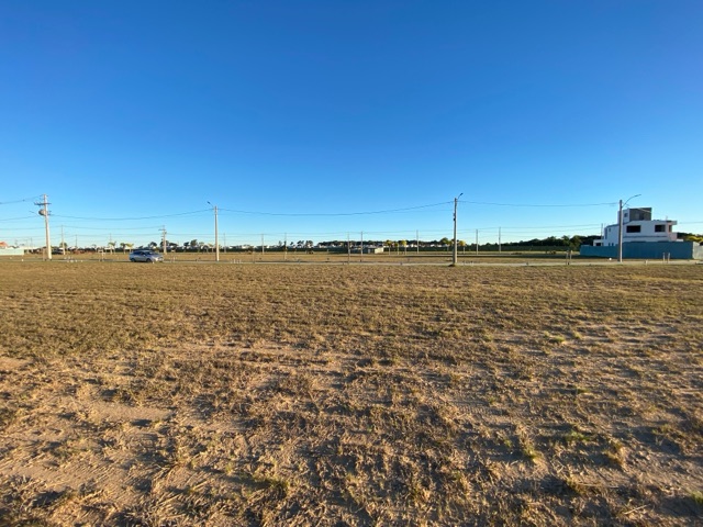 Terreno com 299m², à venda, no bairro Laranjal em Pelotas