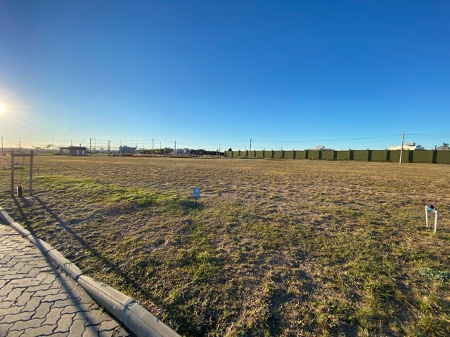 Terreno com 300m², à venda, no bairro Laranjal em Pelotas