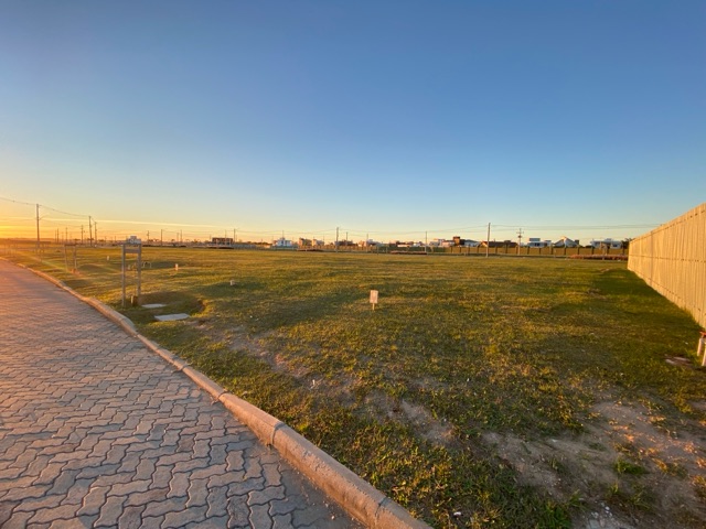 Terreno com 305m², à venda, no bairro Laranjal em Pelotas