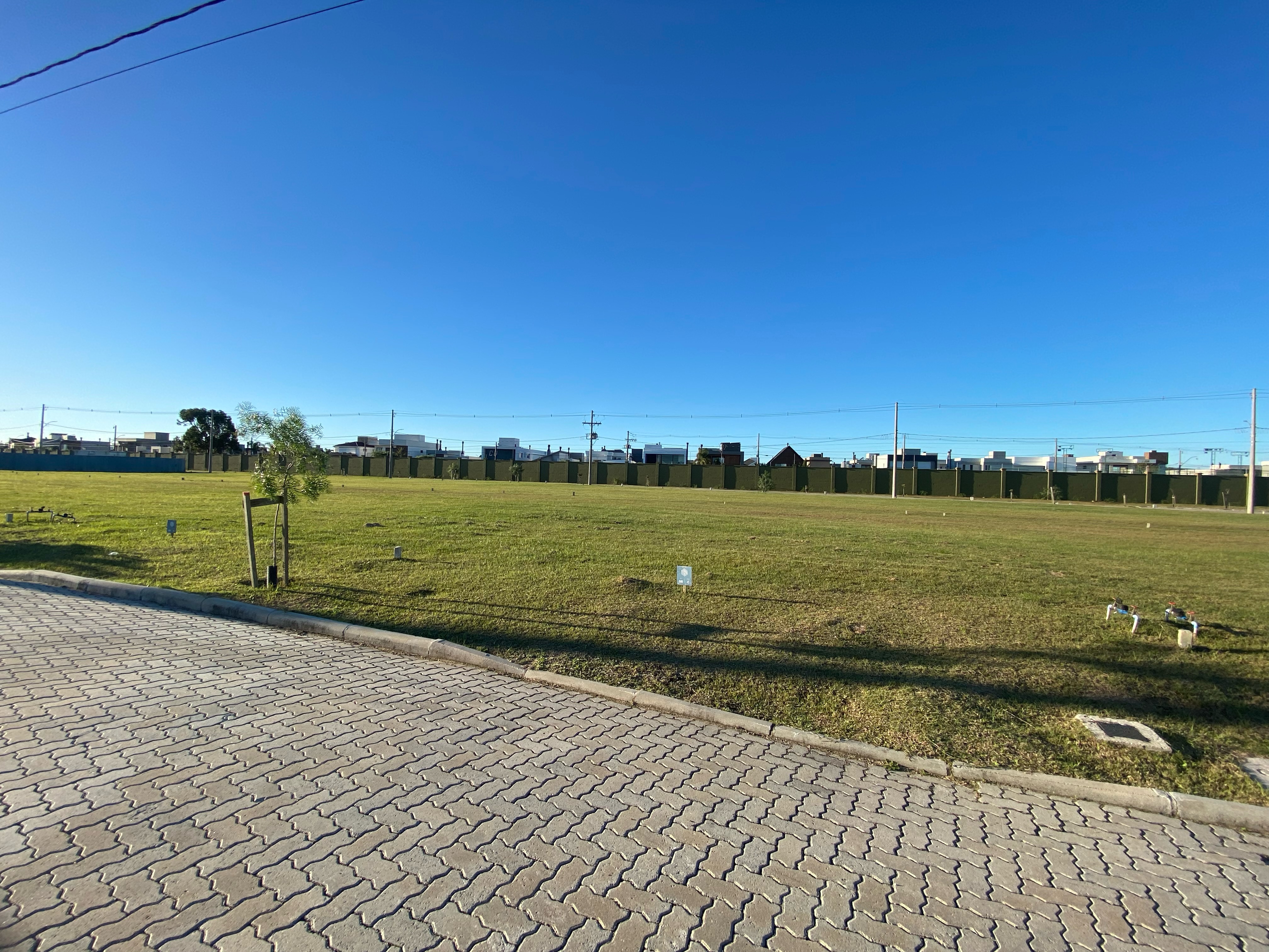 Terreno à venda no Laranjal, Pelotas, RS, 292,55 m² em condomínio com segurança 24h, piscina, playground, salão de festas e quadra poliesportiva.
