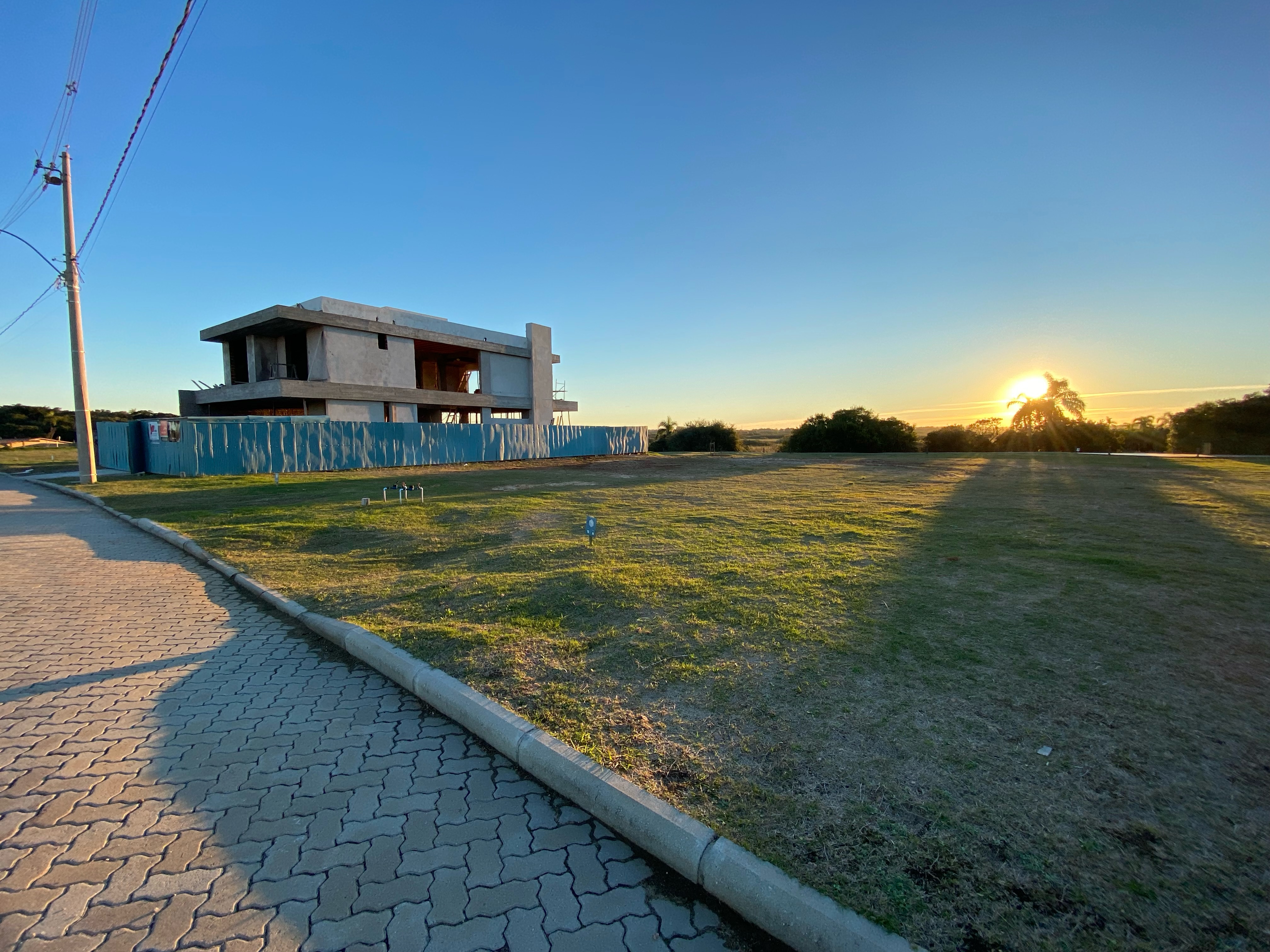 Terreno à venda no Riviera, Laranjal, Pelotas. 360,21 m², segurança 24h, piscina, salão de festas, quadras, playground e mais. Excelente localização!