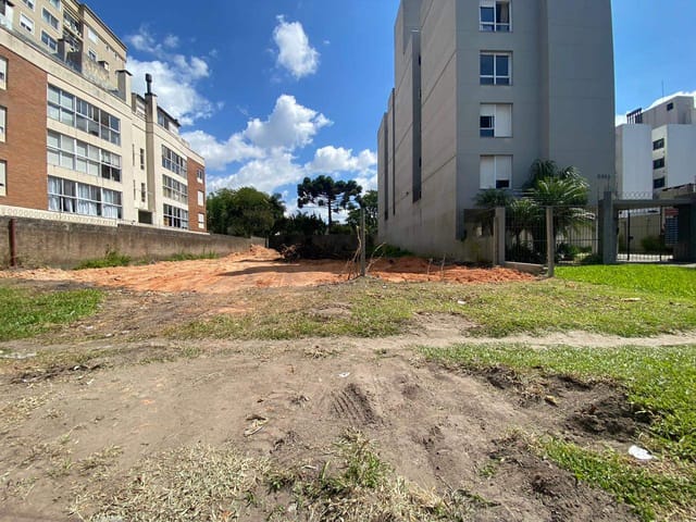 Terreno com 880m², à venda, no bairro Centro em Pelotas