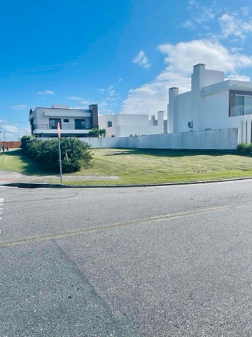 Terreno com 451m², à venda, no bairro Laranjal em Pelotas