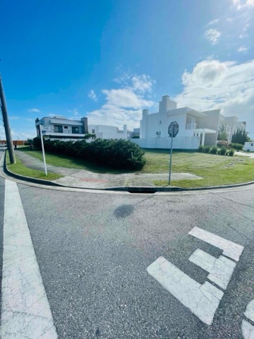 Terreno com 451m², à venda, no bairro Laranjal em Pelotas