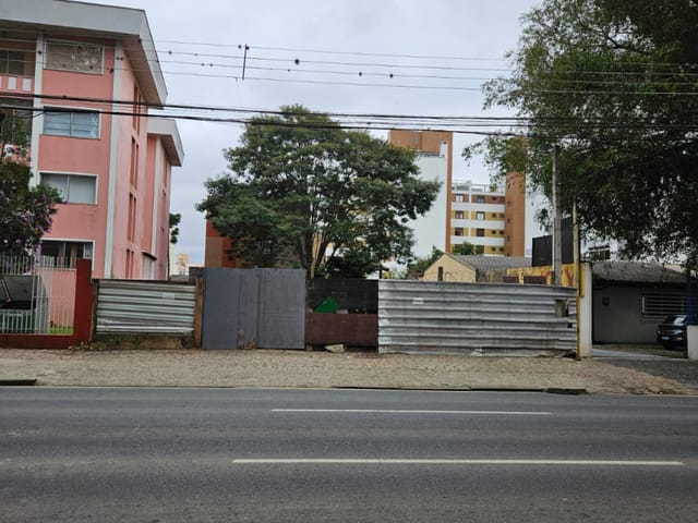 Terreno à venda, no bairro Água Verde em Curitiba