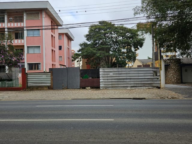 Terreno à venda, no bairro Água Verde em Curitiba