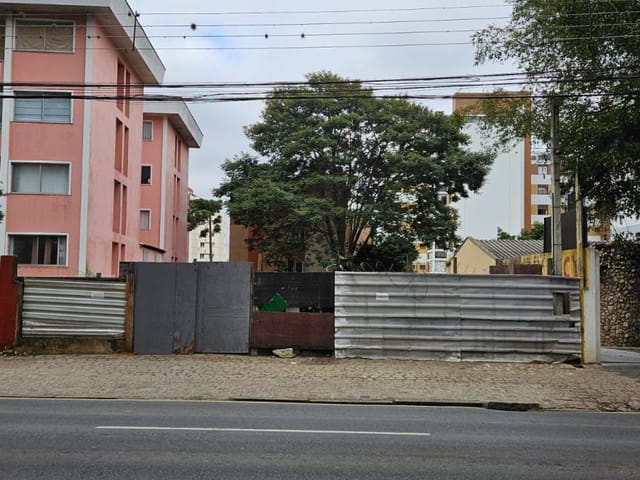 Terreno à venda, no bairro Água Verde em Curitiba