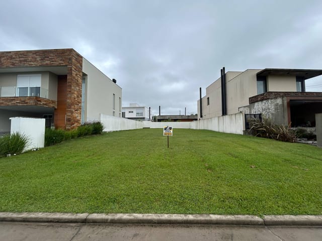 Terreno com 424m², à venda, no bairro Laranjal em Pelotas