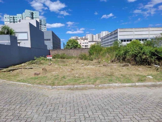 Terreno com 360m², à venda, no bairro Centro em Pelotas