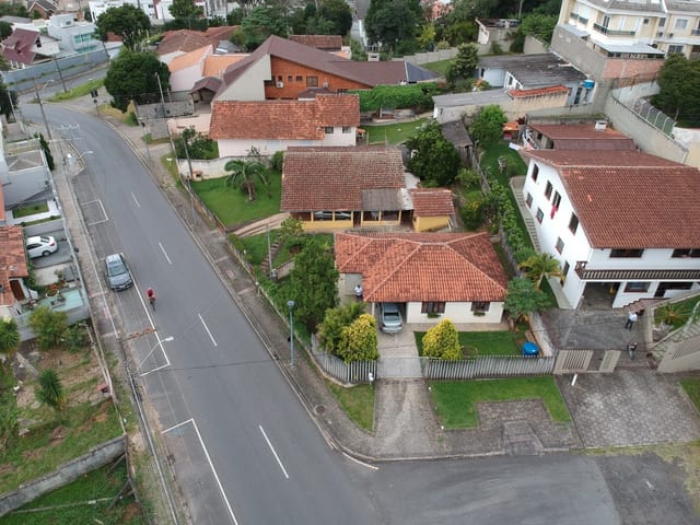 Lançamento com 817m², disponível, no bairro Vista Alegre em Curitiba