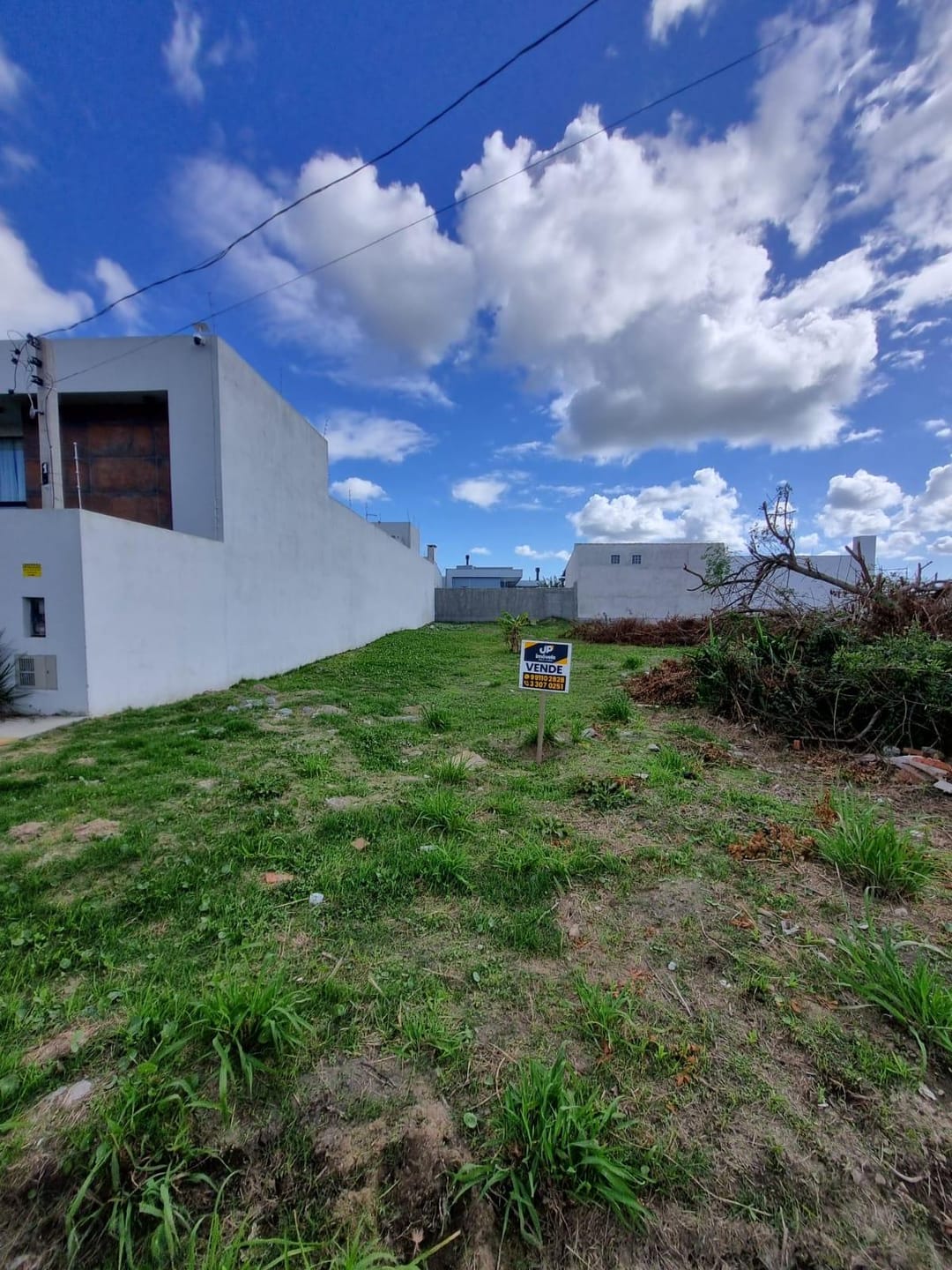 Excelente terreno à venda na Praia do Cassino, em Rio Grande, com 300 m² de área total. Possui 10 metros de frente por 30 metros de profundidade.