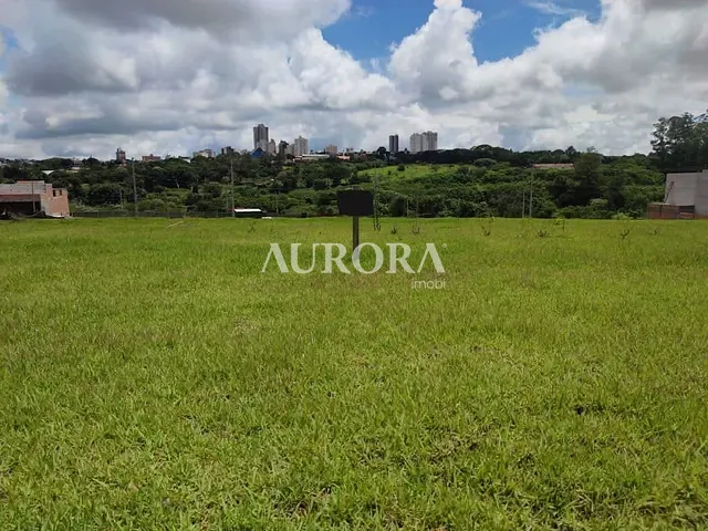 Terreno com 379m², à venda, no bairro Centro em Cambé