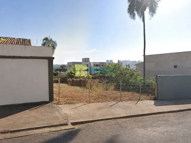 Terreno com 300m², à venda, no bairro Tubalina em Uberlândia