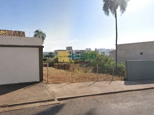 Terreno com 300m², à venda, no bairro Tubalina em Uberlândia