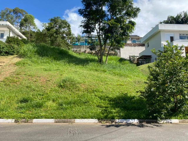 Terreno com 700m², à venda, no bairro Jardim Indaiá em Embu das Artes
