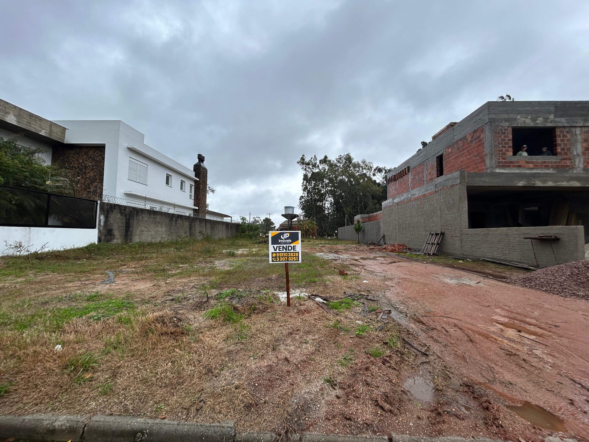 Terreno à venda no Arroio Pelotas. São 600 m² (15 x 40 m), ideal para construir com conforto e excelente aproveitamento de espaço.