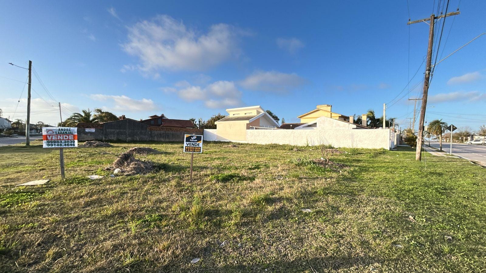 Terreno à venda no Laranjal, com 525m² (17,5x30), amplo e bem localizado, na esquina com a Rua Espírito Santo, ideal para construir seu projeto.