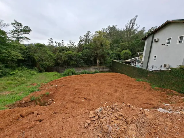 Terreno com 662m², à venda, no bairro Jardim Indaiá em Embu das Artes